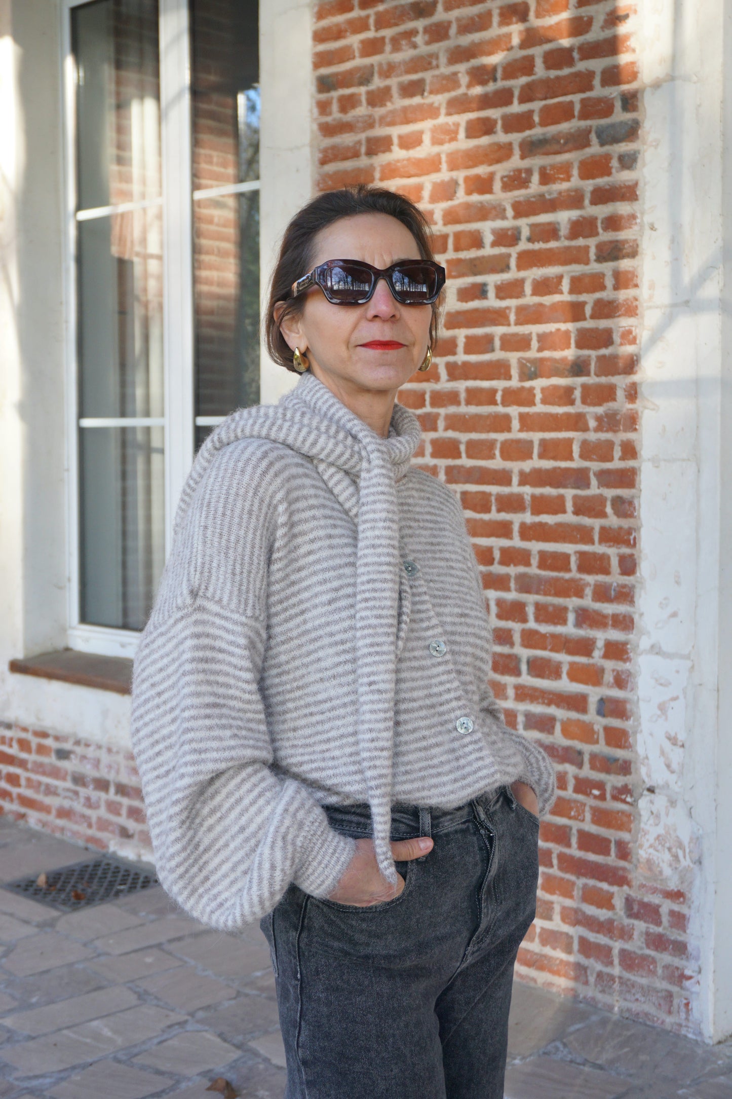 Gilet rayé et écharpe taupe et crème
