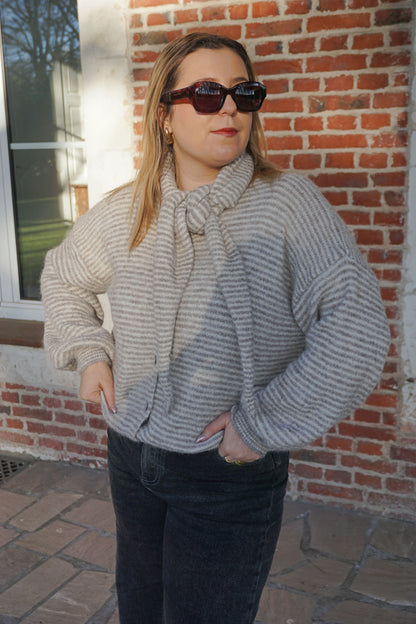 Gilet rayé et écharpe taupe et crème