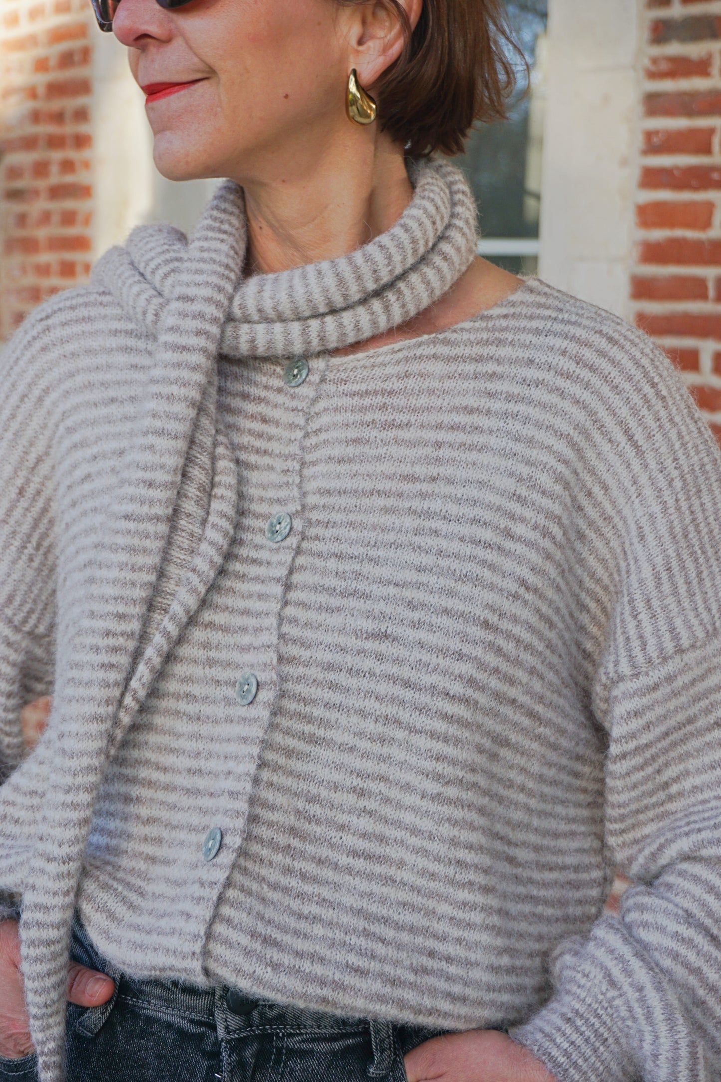 Gilet rayé et écharpe taupe et crème