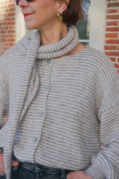 Gilet rayé et écharpe taupe et crème