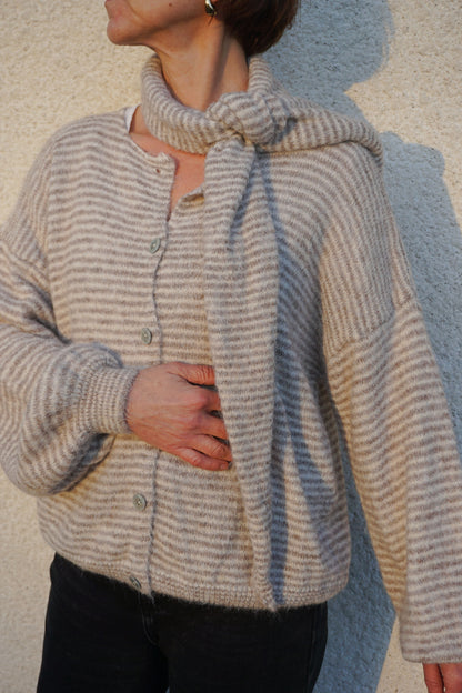 Gilet rayé et écharpe taupe et crème