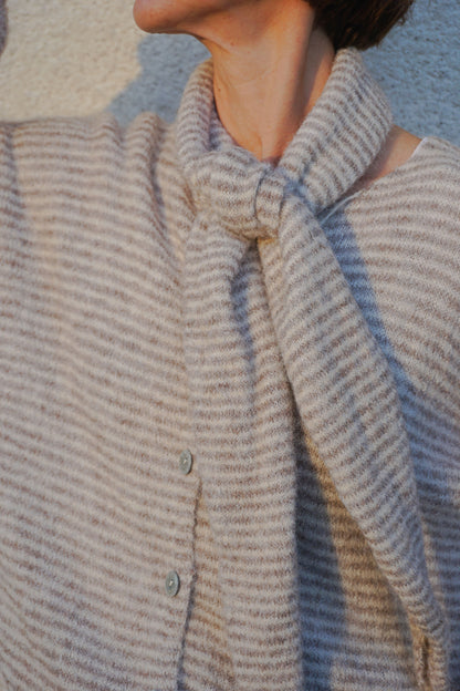 Gilet rayé et écharpe taupe et crème