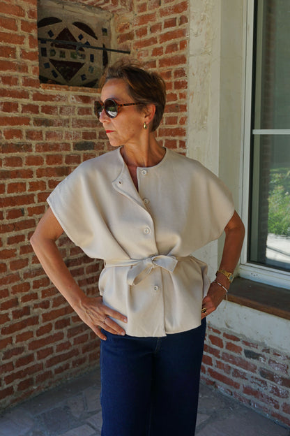 Gilet manches courtes crème avec ceinture