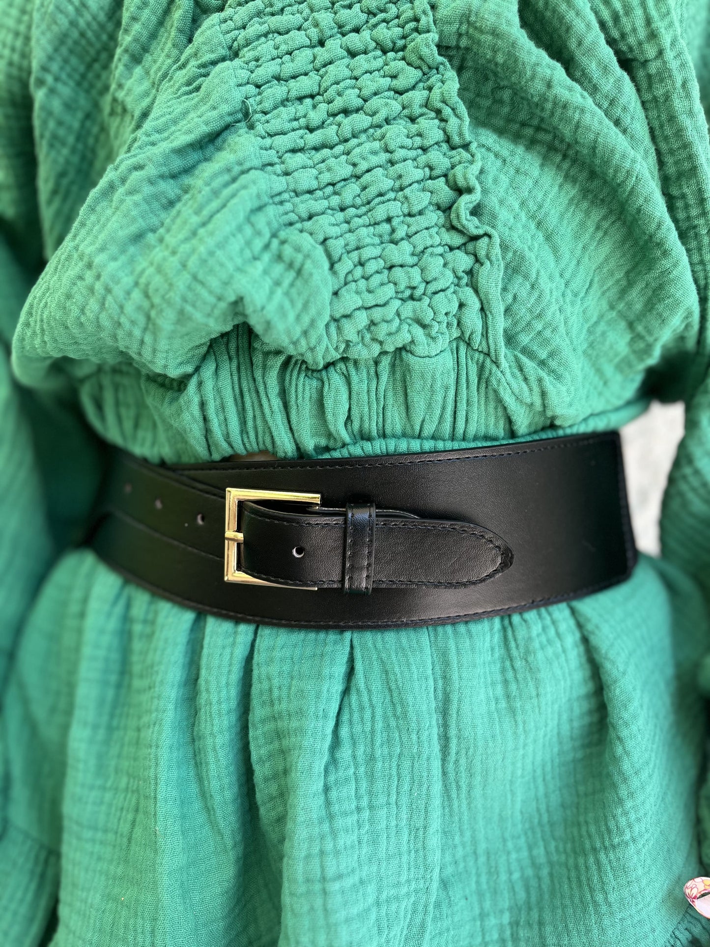 Grosse ceinture noire élastique boucle dorée
