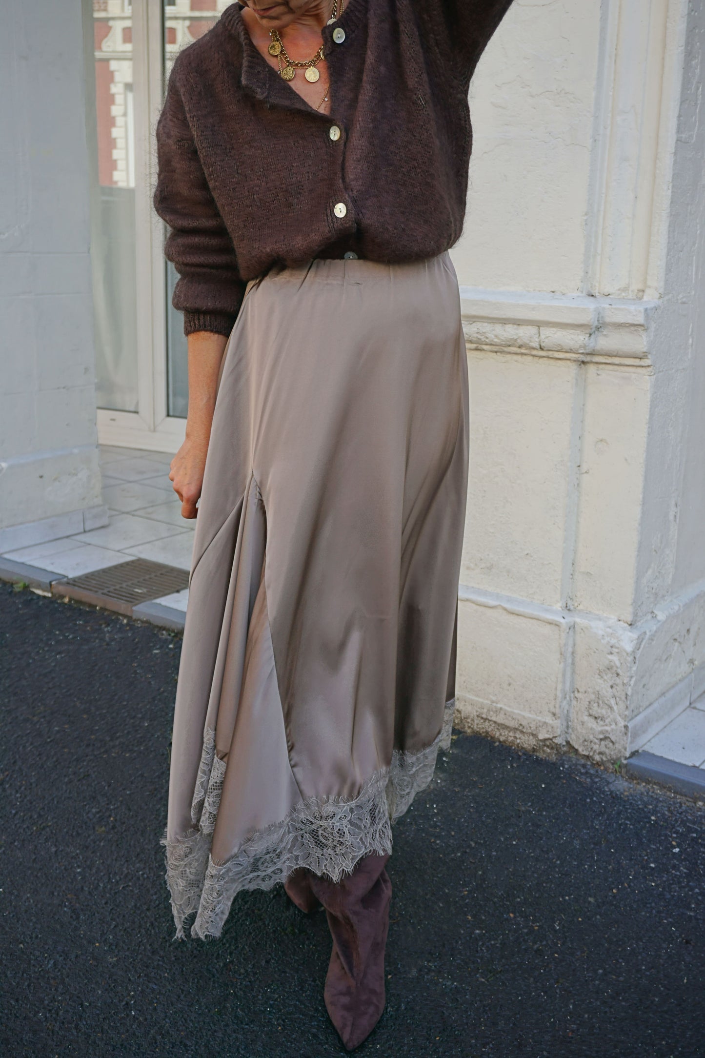 Jupe longue kaki satinée et dentelle