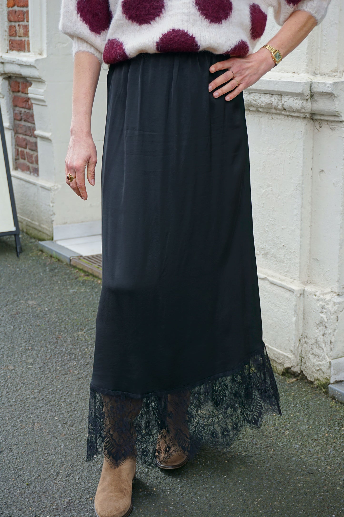 Jupe longue noire satinée et dentelle