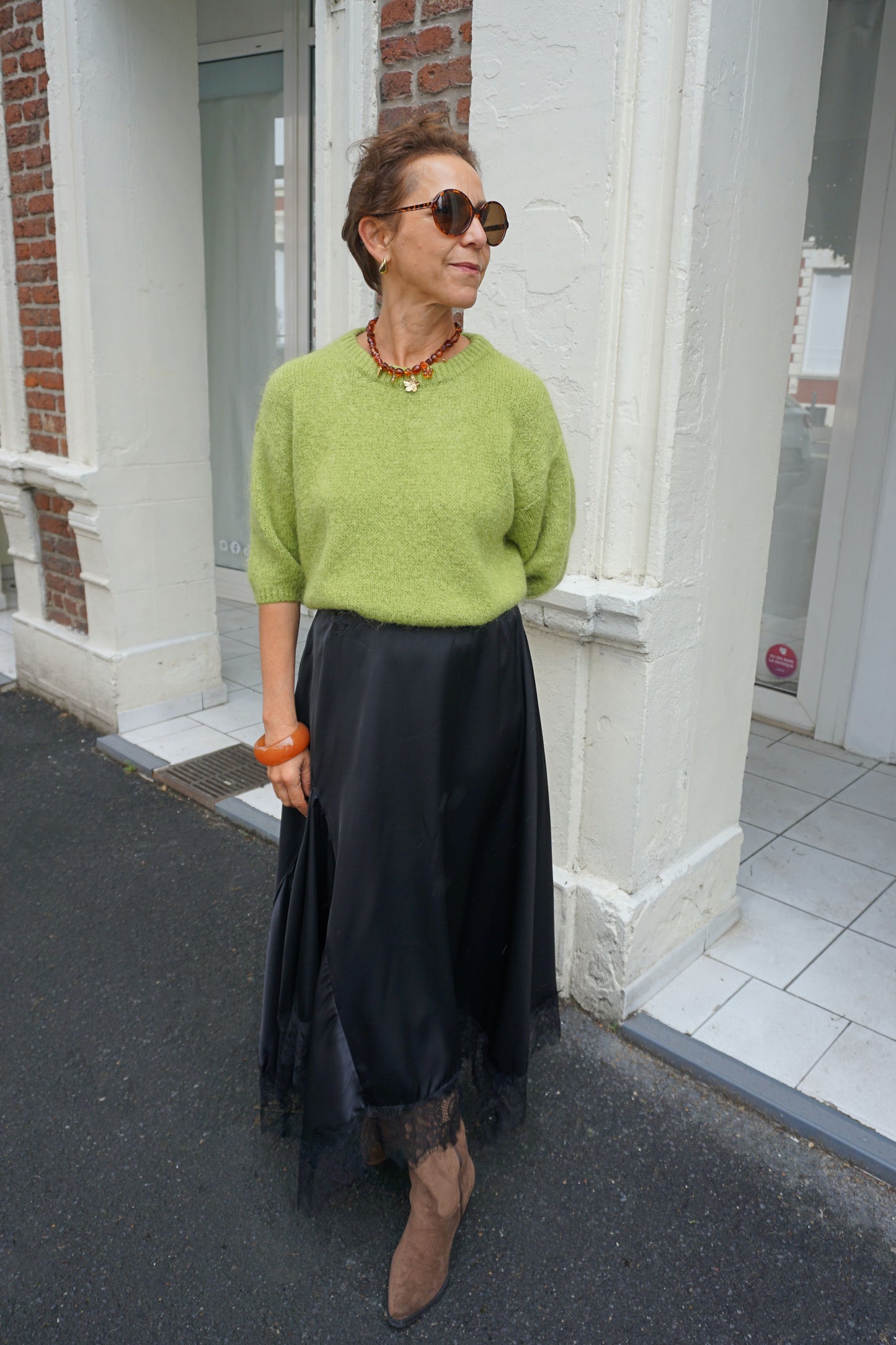 Jupe longue noir satinée et dentelle