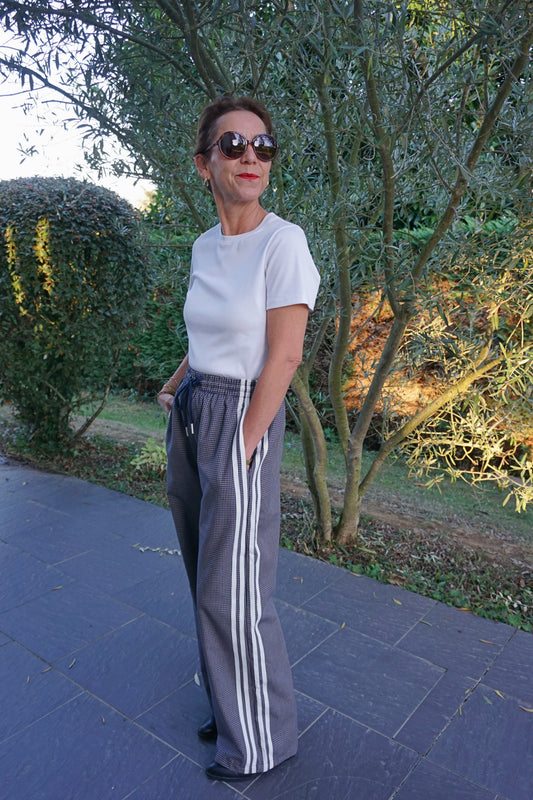 Pantalon style jogging à carreaux et bandes