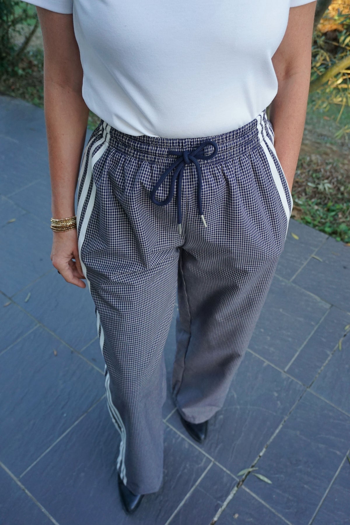 Pantalon style jogging à carreaux et bandes