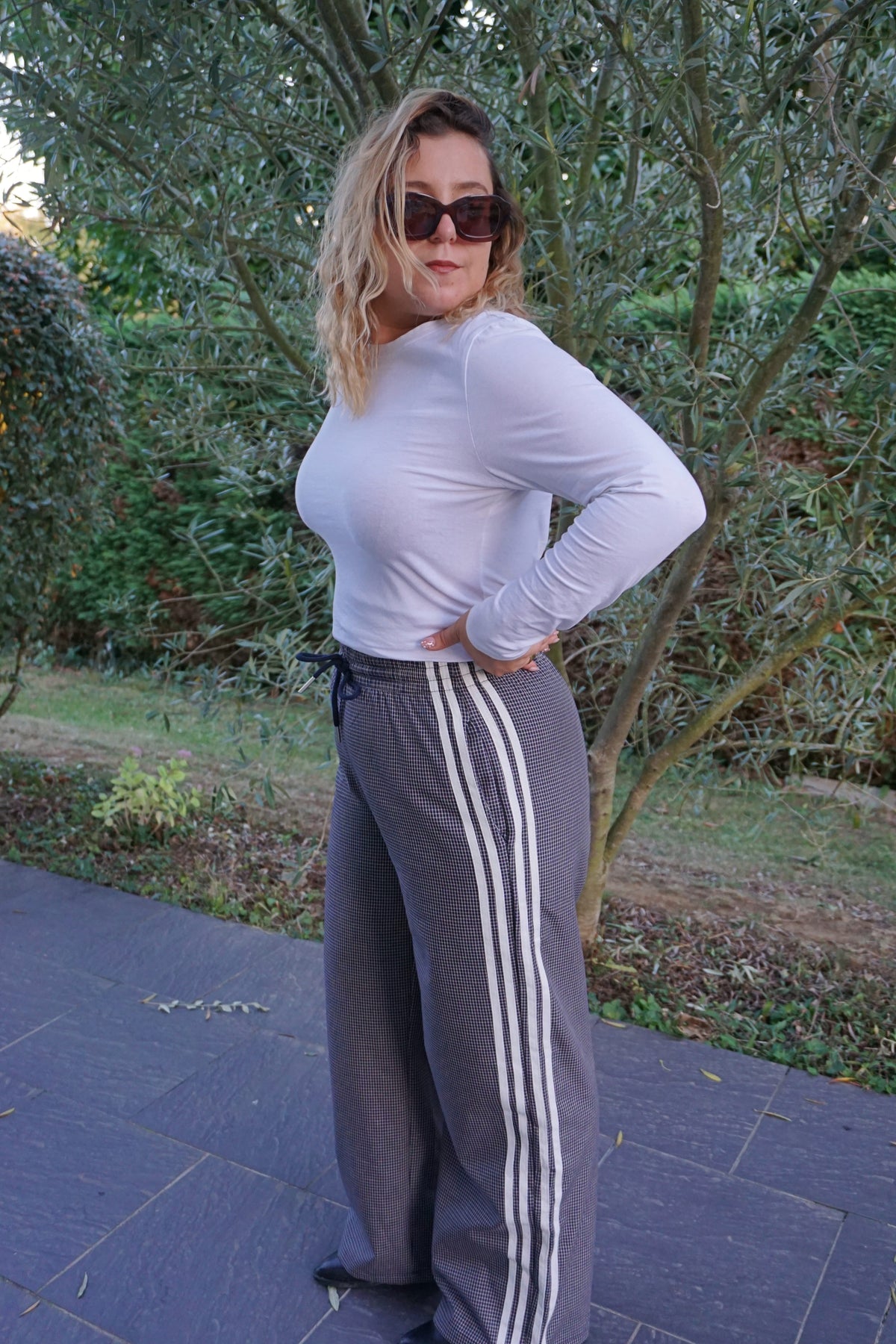 Pantalon style jogging à carreaux et bandes