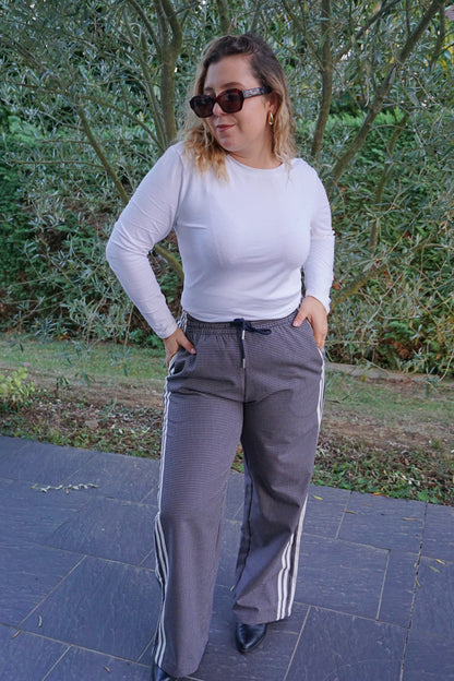 Pantalon style jogging à carreaux et bandes