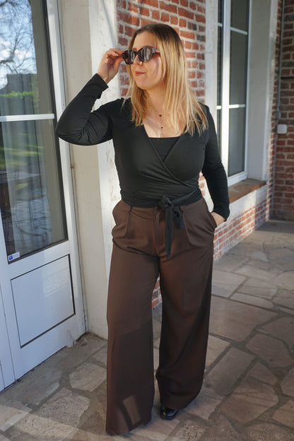Pantalon wide leg marron et surpiqures