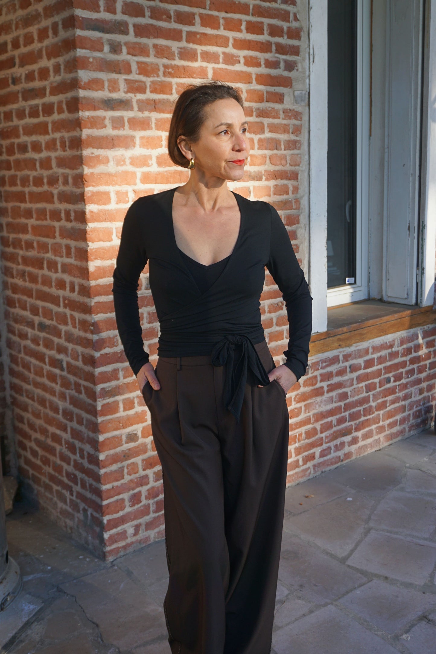 Pantalon wide leg marron et surpiqures