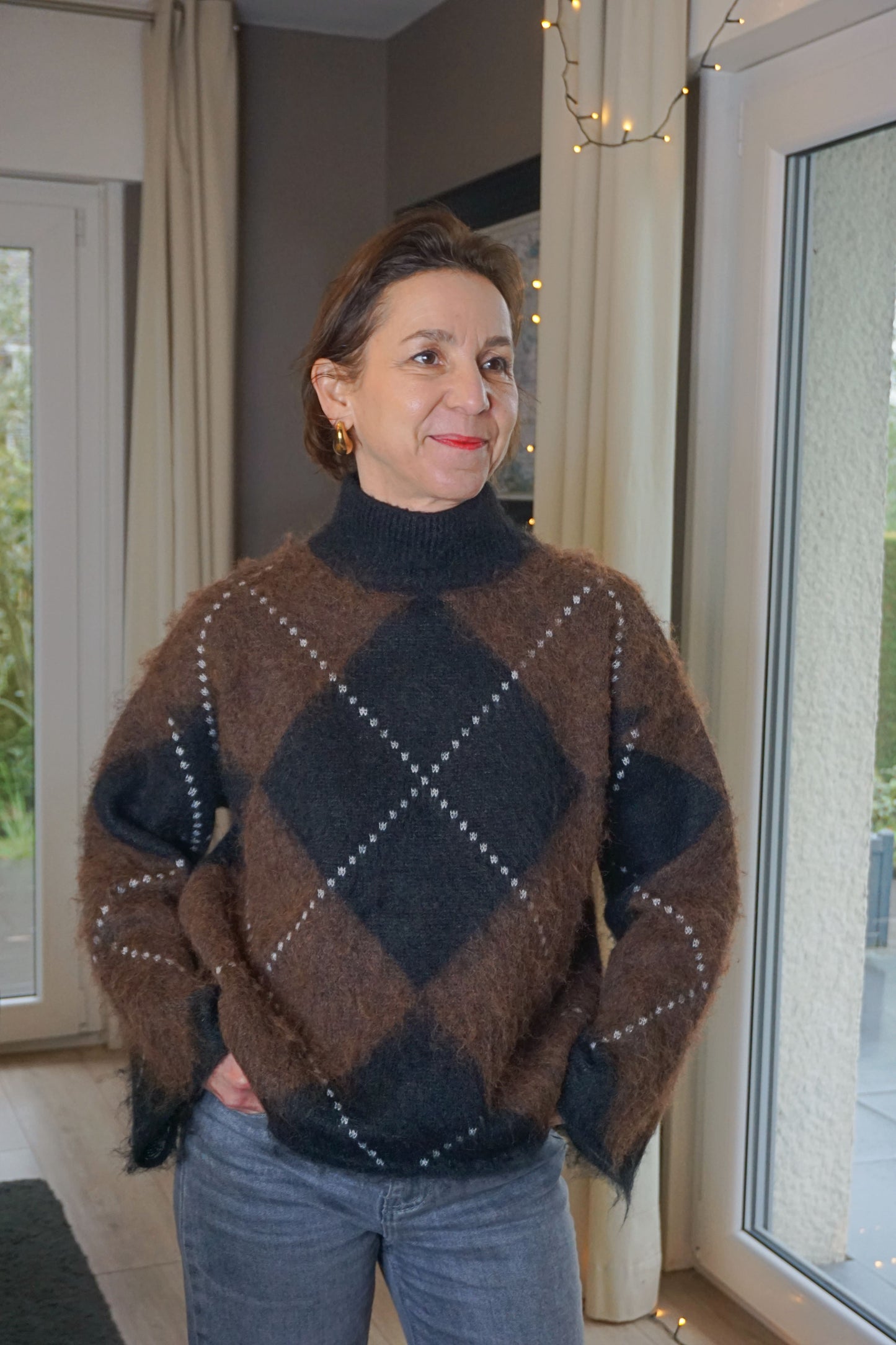 Pull col roulé à carreaux losanges marron