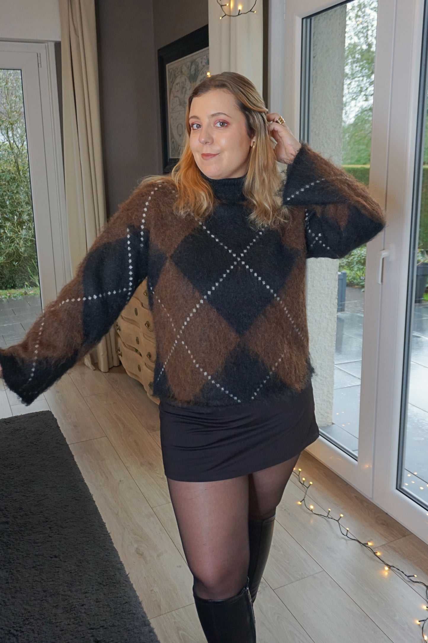 Pull col roulé à carreaux losanges marron