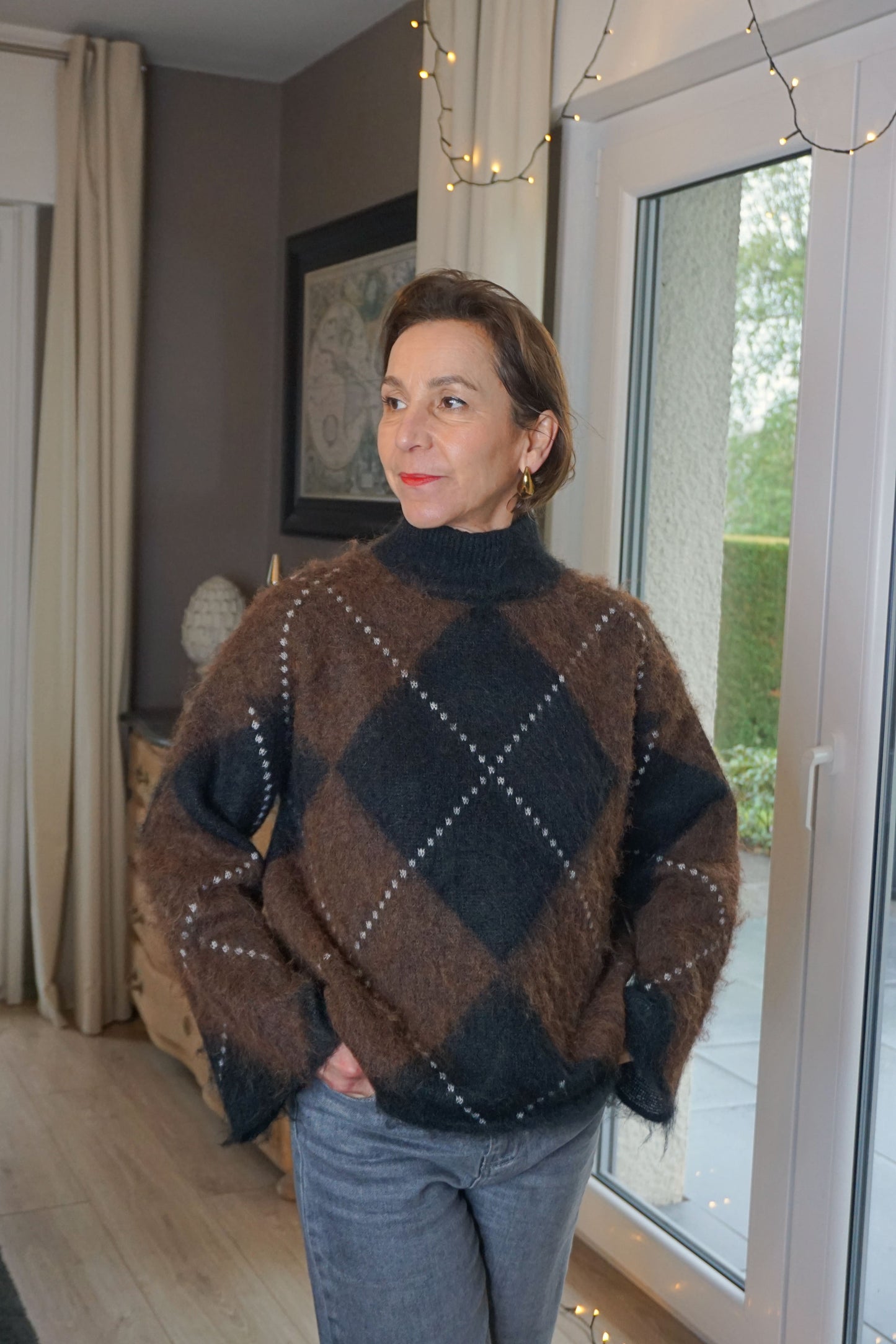 Pull col roulé à carreaux losanges marron