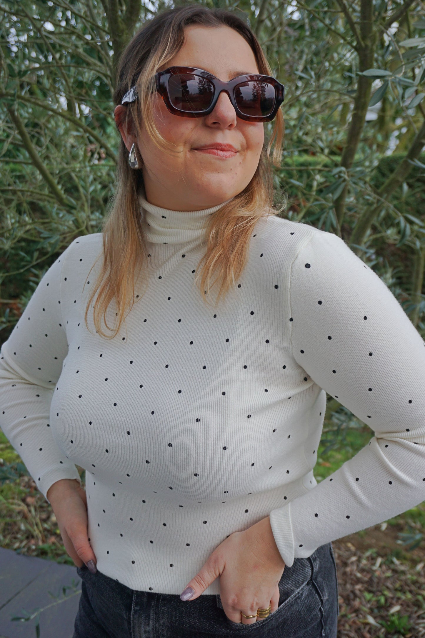 Pull col roulé crème pois noirs