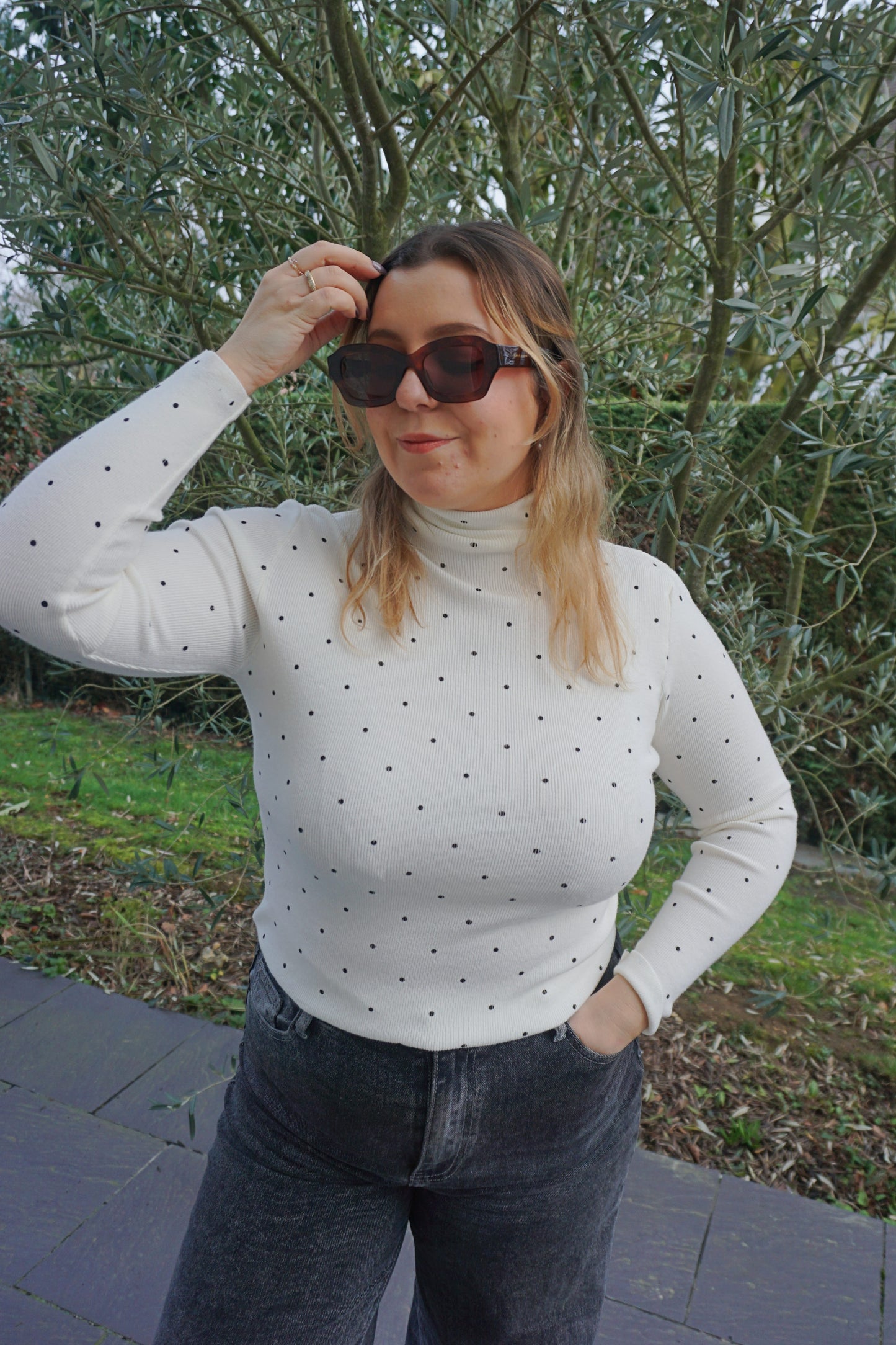 Pull col roulé crème pois noirs