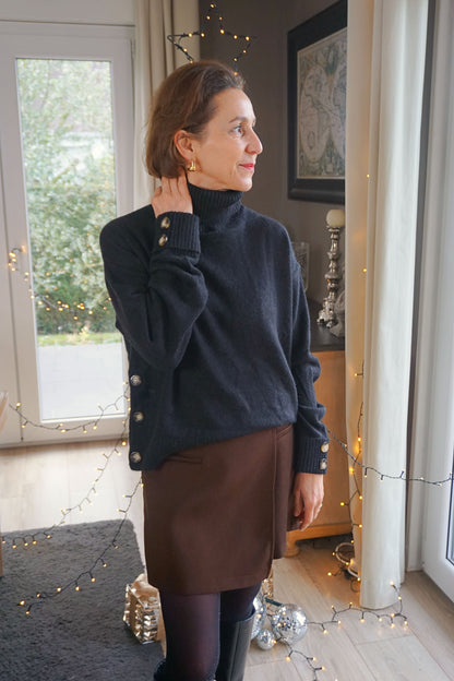 Pull noir col roulé et boutons marrons