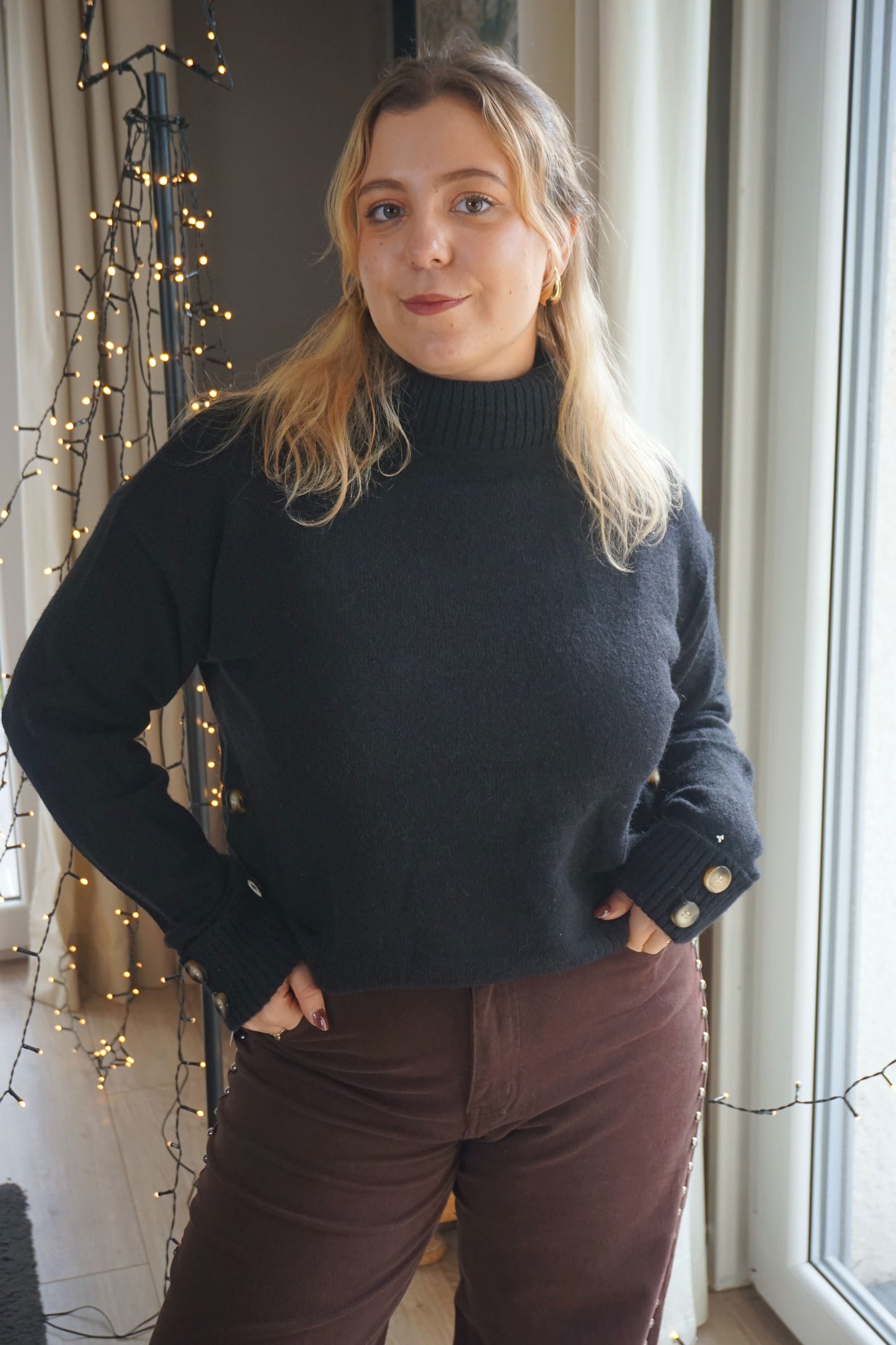 Pull noir col roulé et boutons marrons