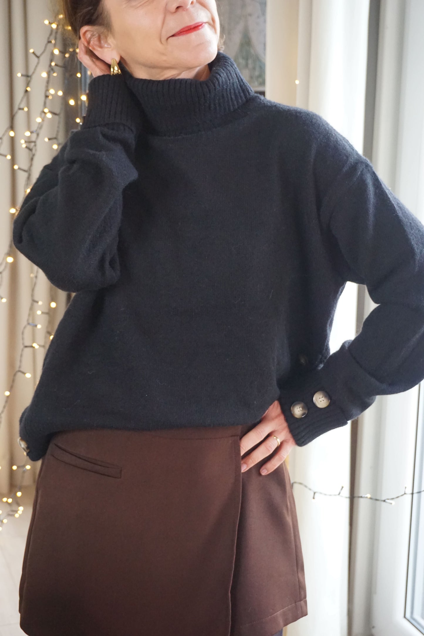 Pull noir col roulé et boutons marrons