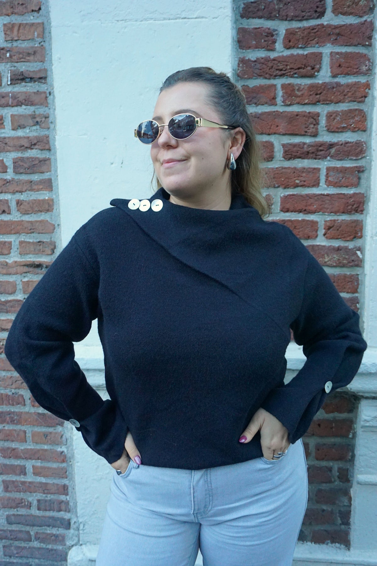 Pull noir drapé et boutons