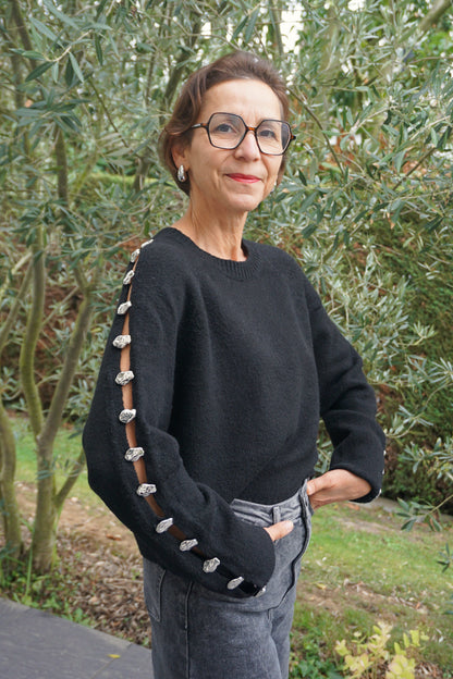 Pull noir ouverture bijoux argentés