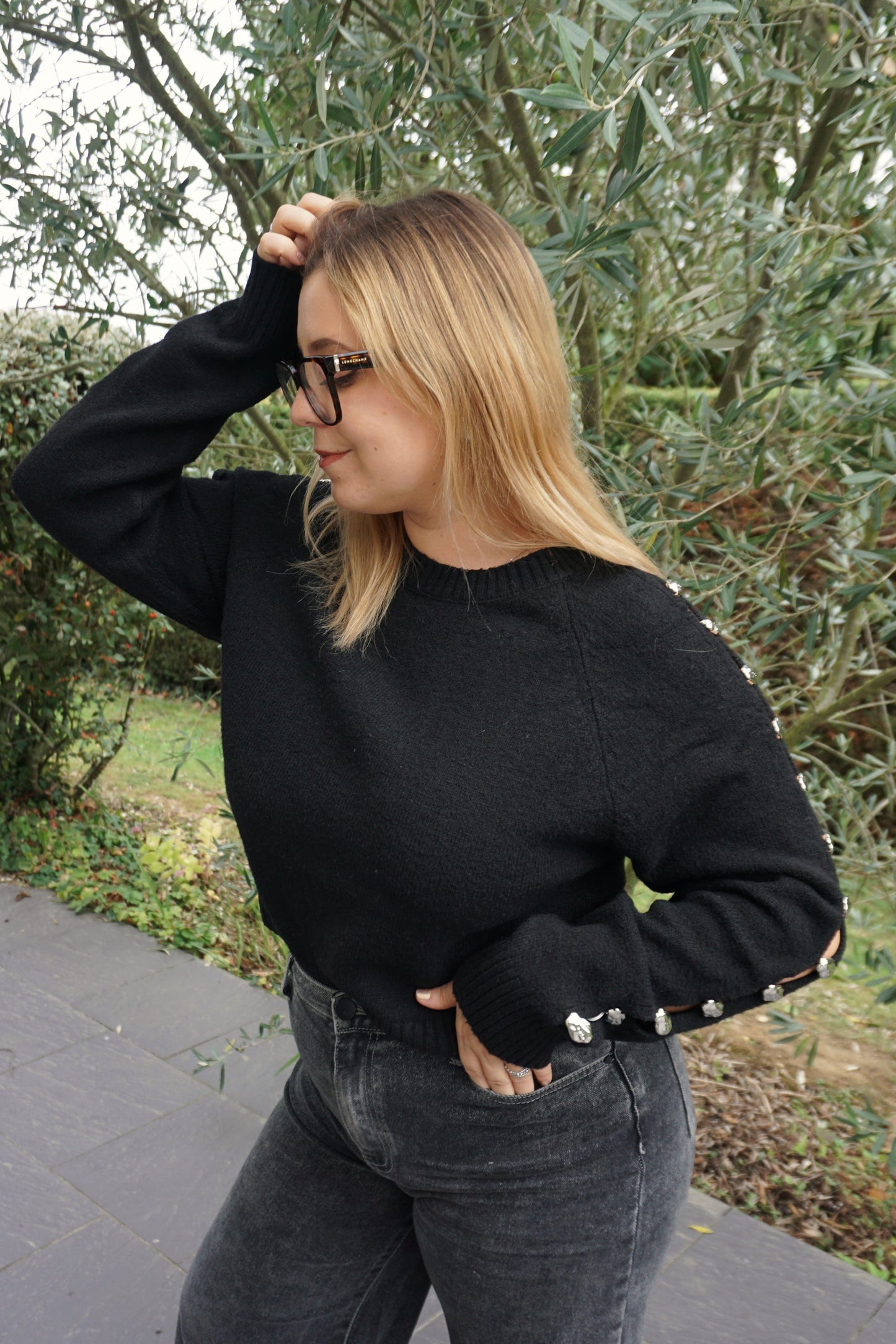 Pull noir ouverture bijoux argentés