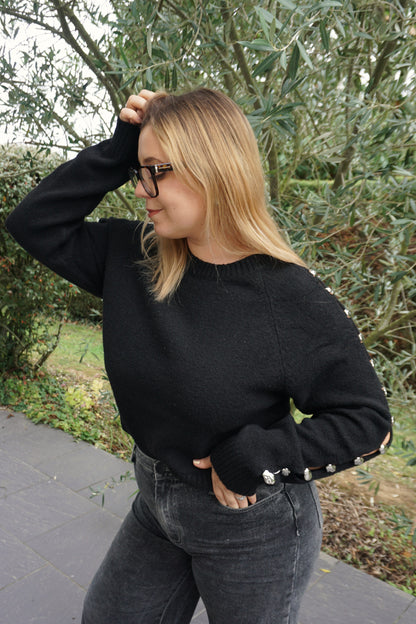 Pull noir ouverture bijoux argentés