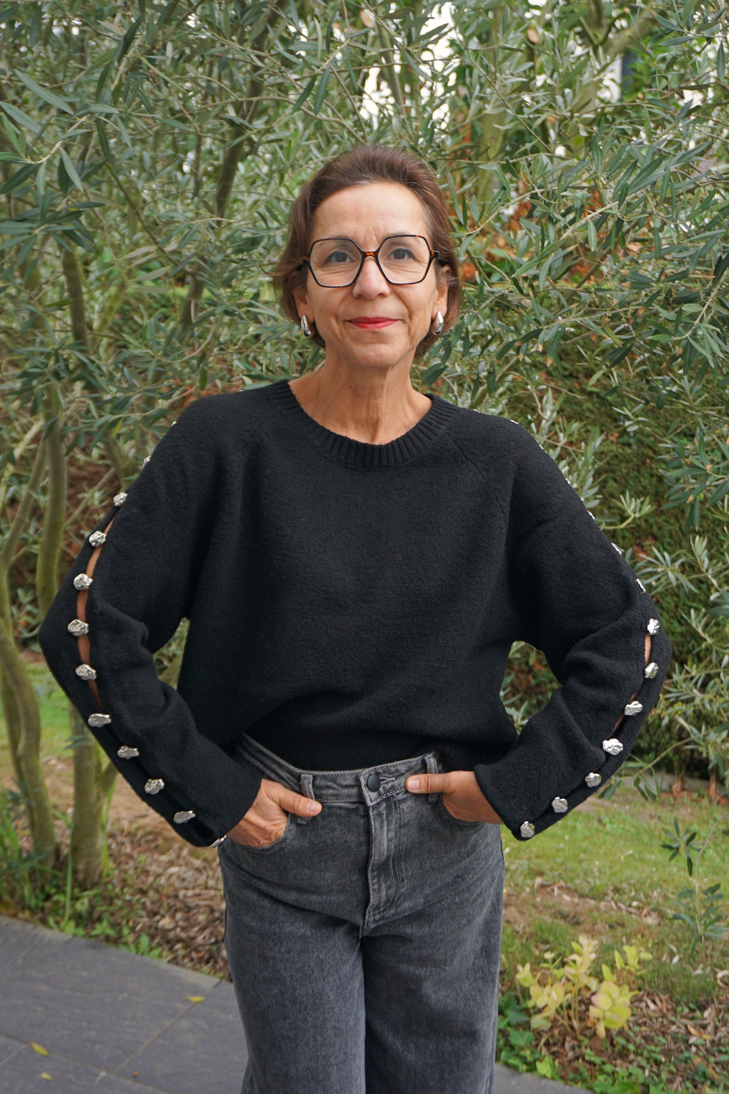 Pull noir ouverture bijoux argentés