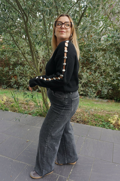 Pull noir ouverture bijoux argentés