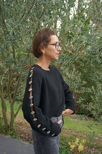 Pull noir ouverture bijoux argentés