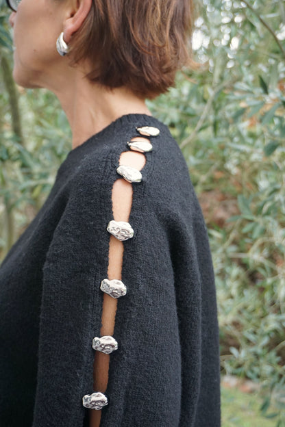 Pull noir ouverture bijoux argentés