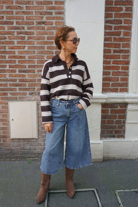 Pull rayé et boutons marron