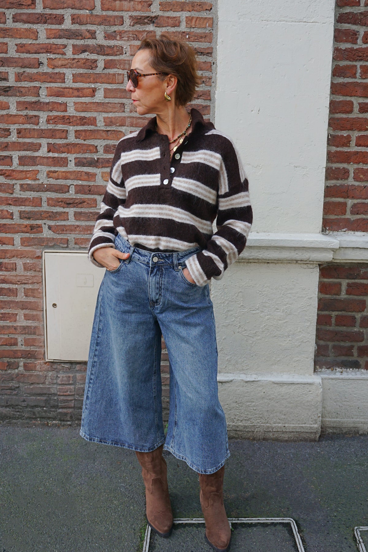Pull rayé et boutons marron