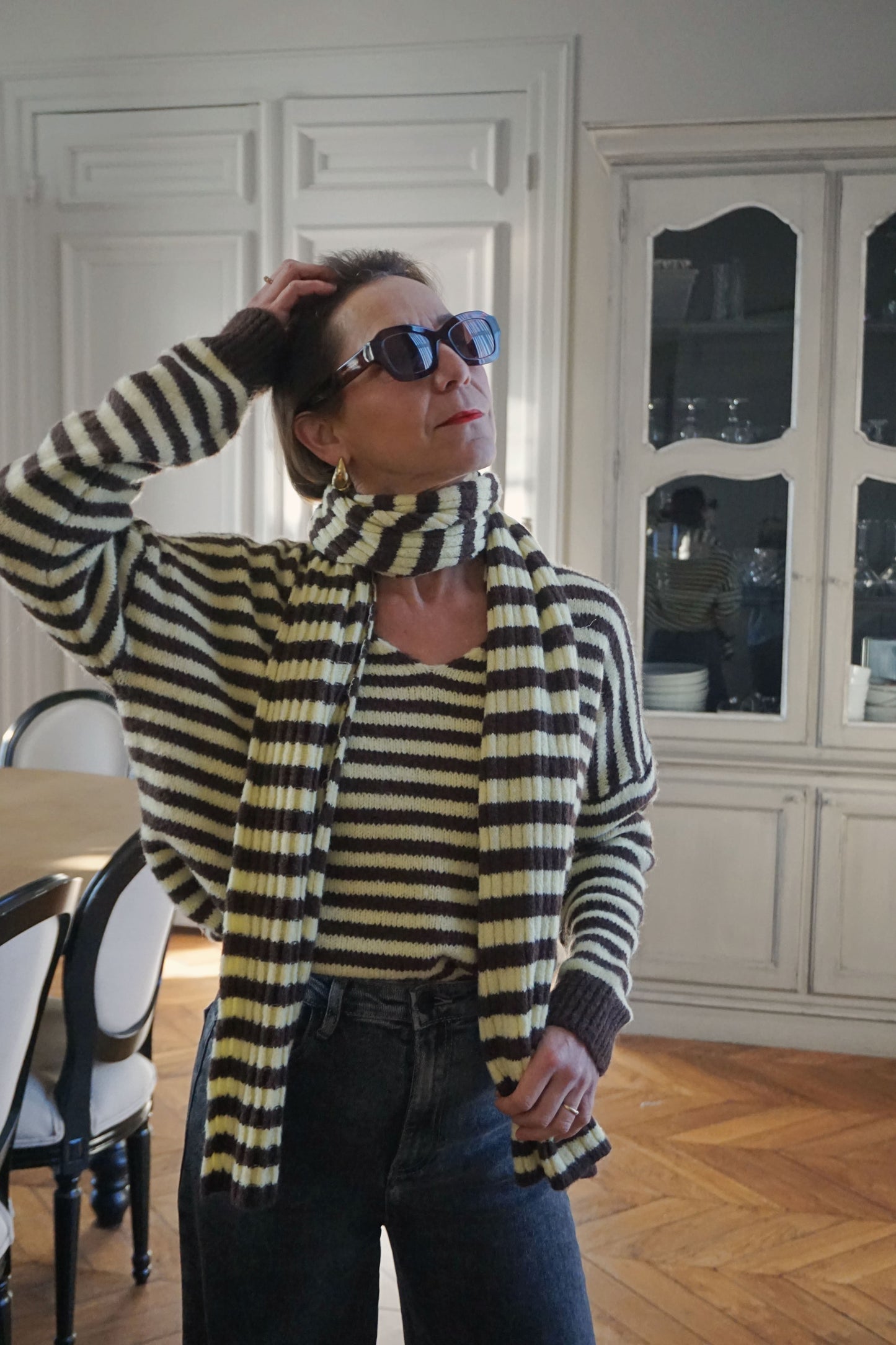 Pull rayé et écharpe jaune et marron