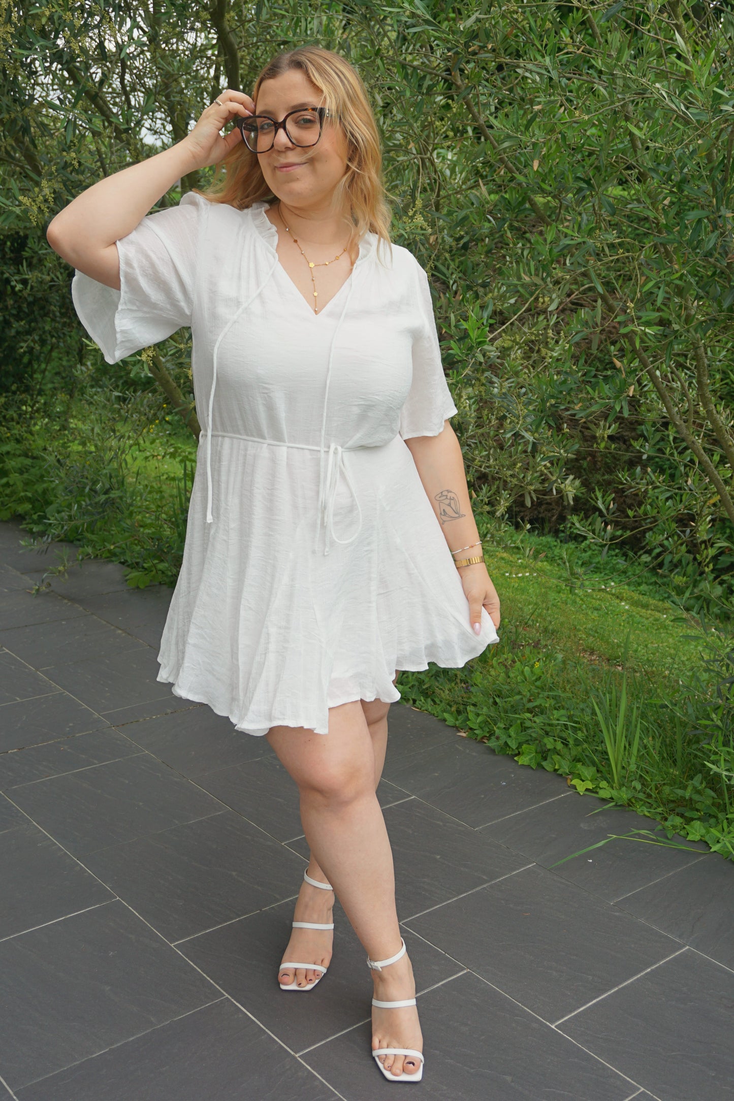 Robe blanche fluide cinturée