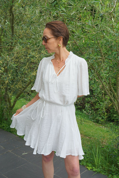 Robe blanche fluide cinturée