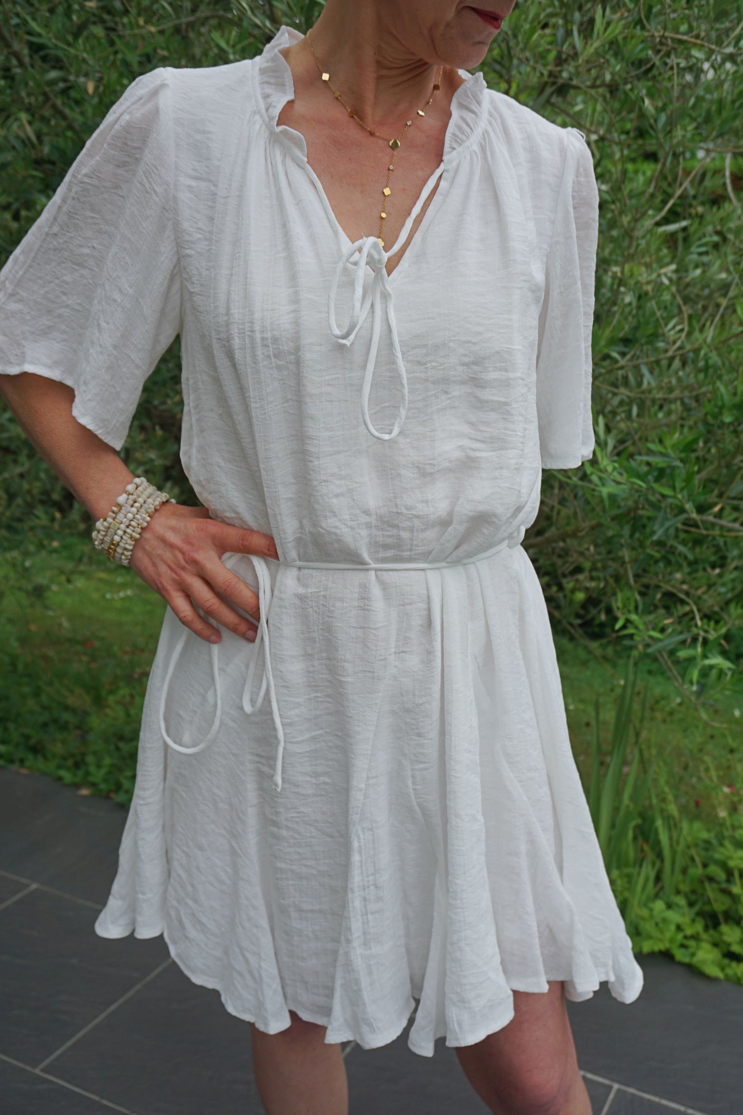 Robe blanche fluide cinturée