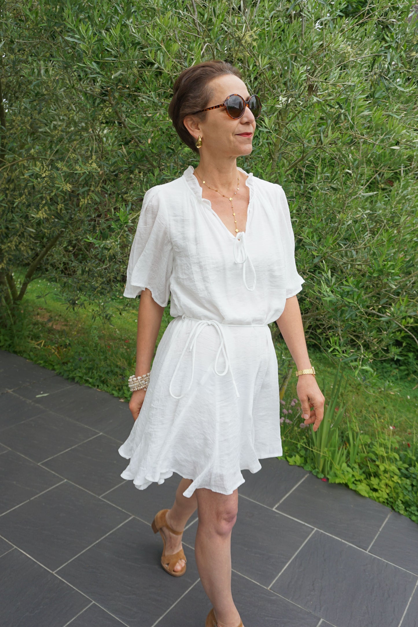 Robe blanche fluide cinturée