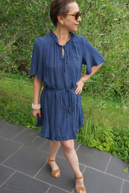 Robe bleue marine fluide cinturée