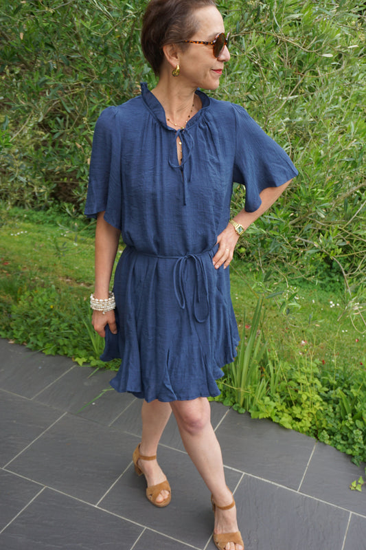 Robe bleue marine fluide cinturée