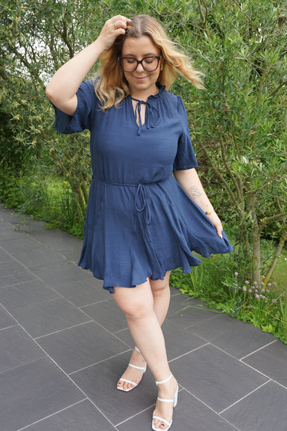Robe bleue marine fluide cinturée