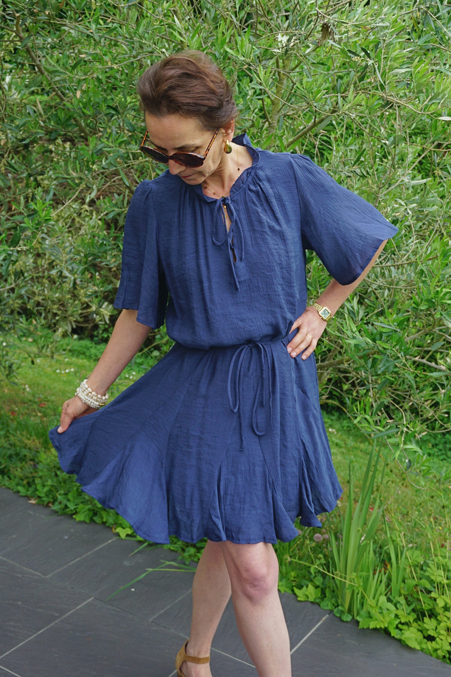 Robe bleue marine fluide cinturée