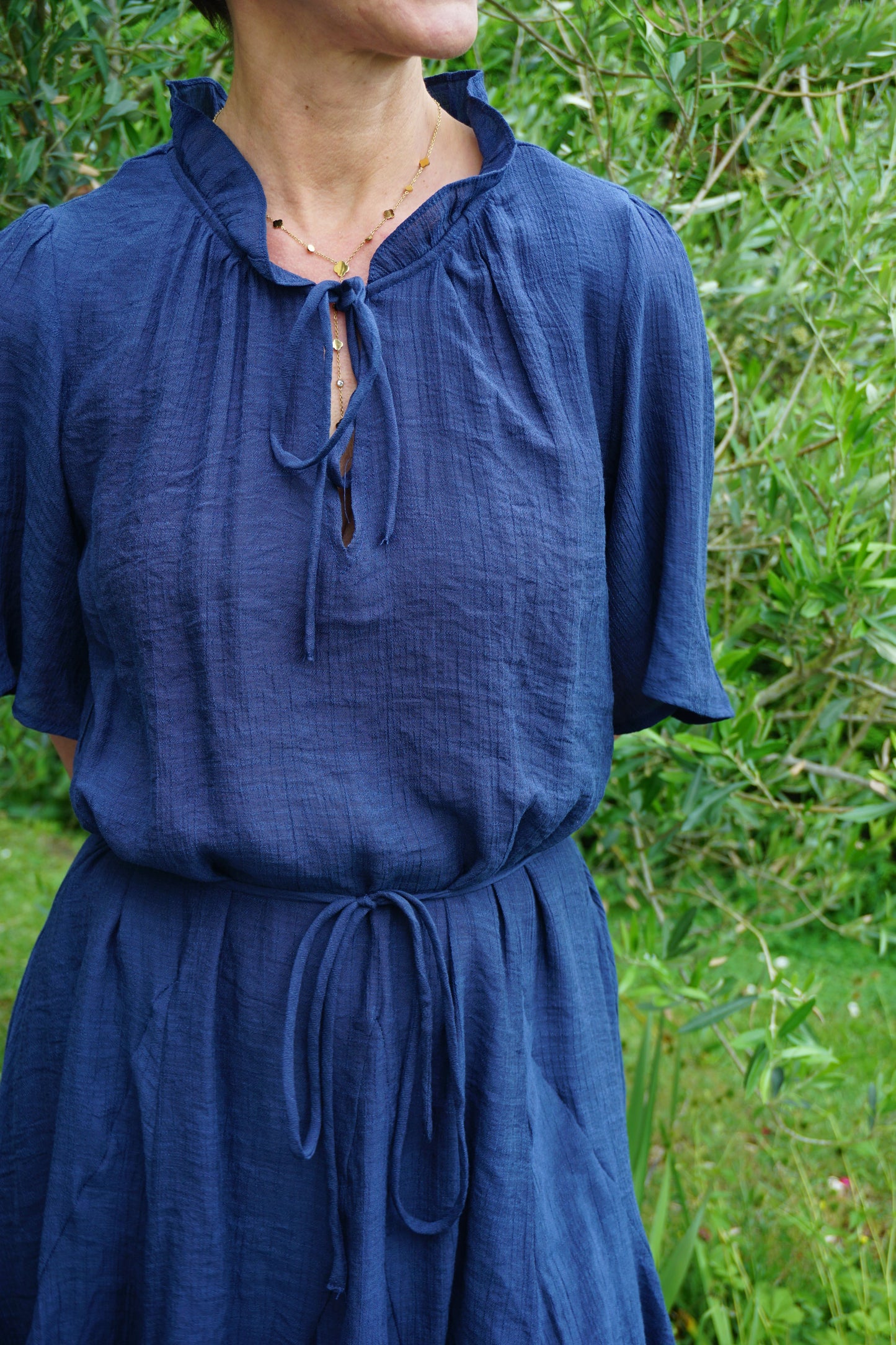 Robe bleue marine fluide cinturée