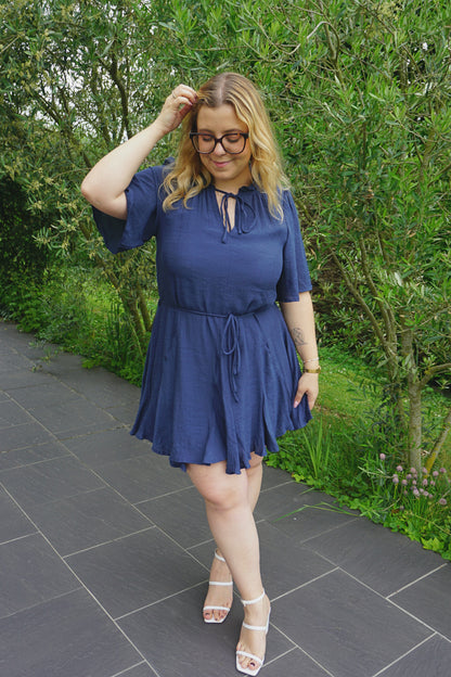 Robe bleue marine fluide cinturée