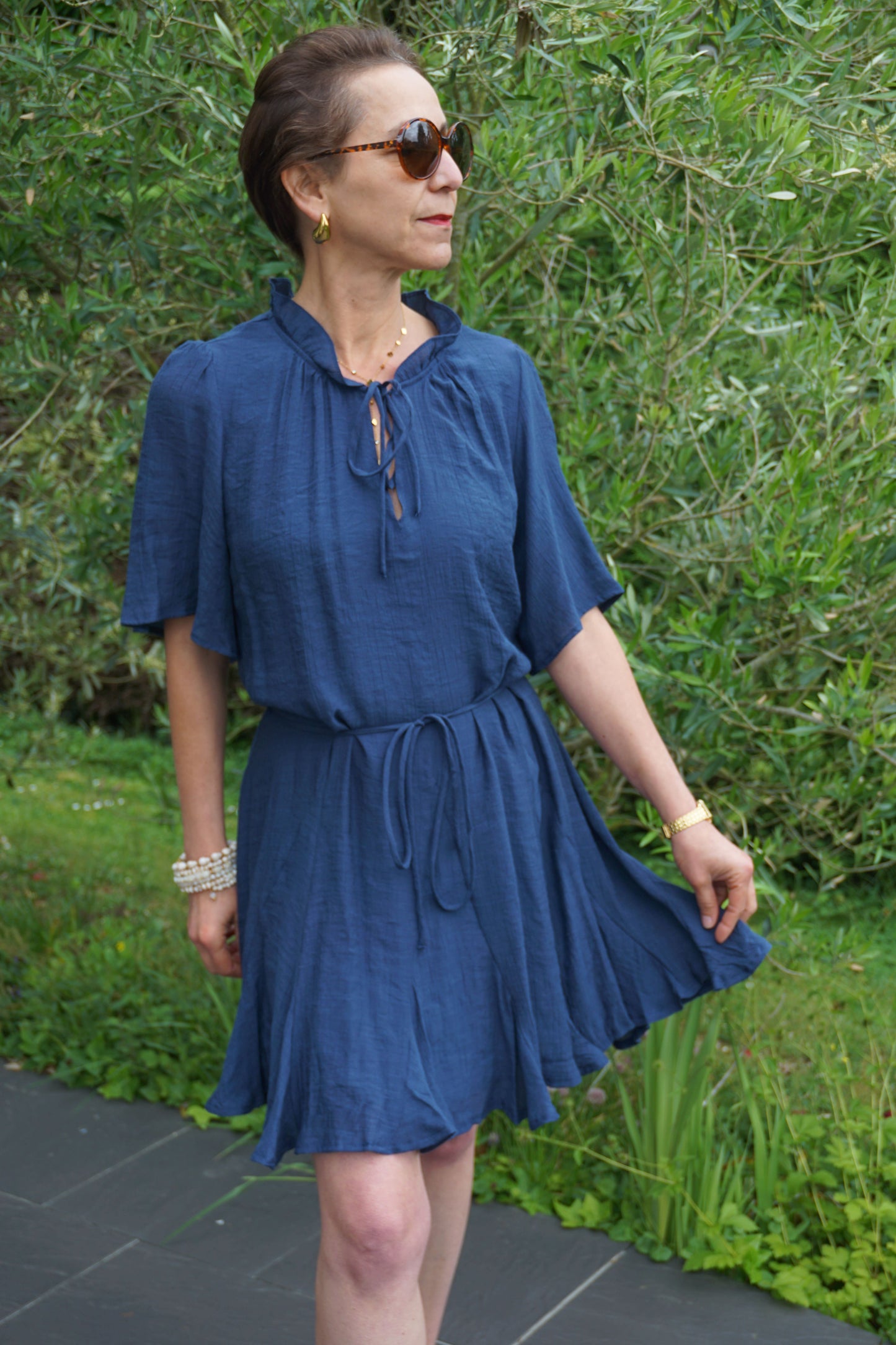 Robe bleue marine fluide cinturée