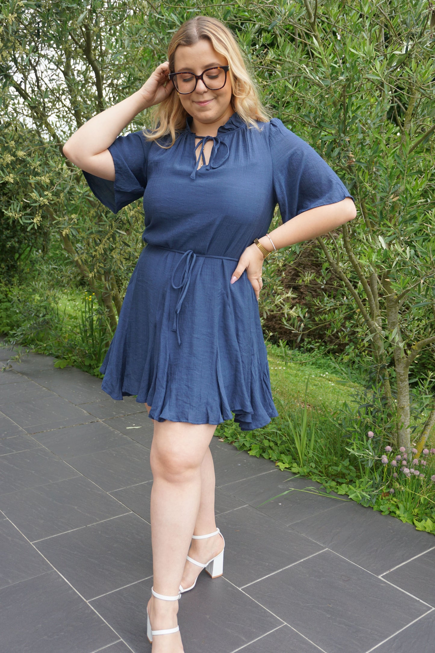 Robe bleue marine fluide cinturée