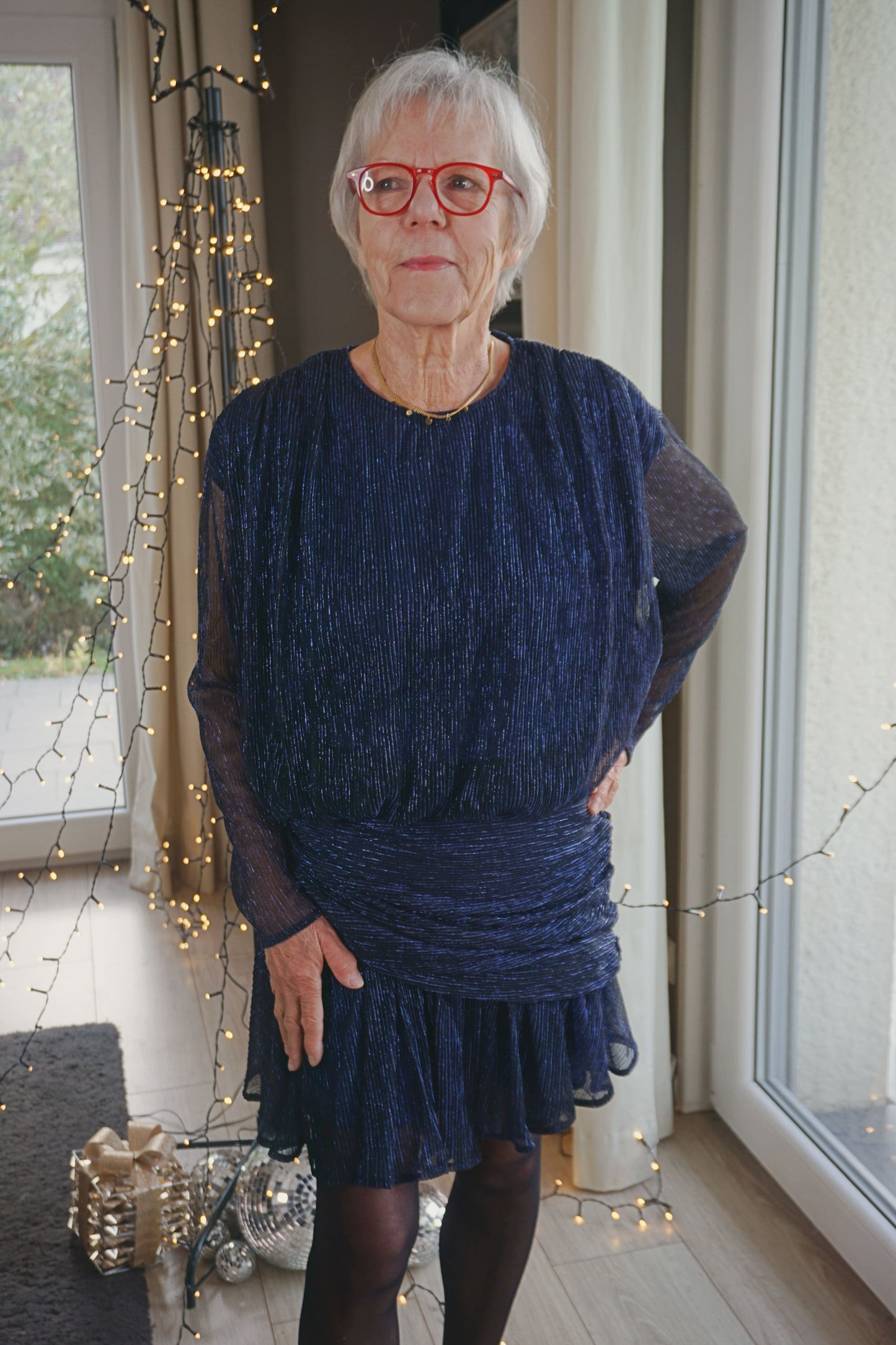 Robe drapée bleue à liseré paillettes