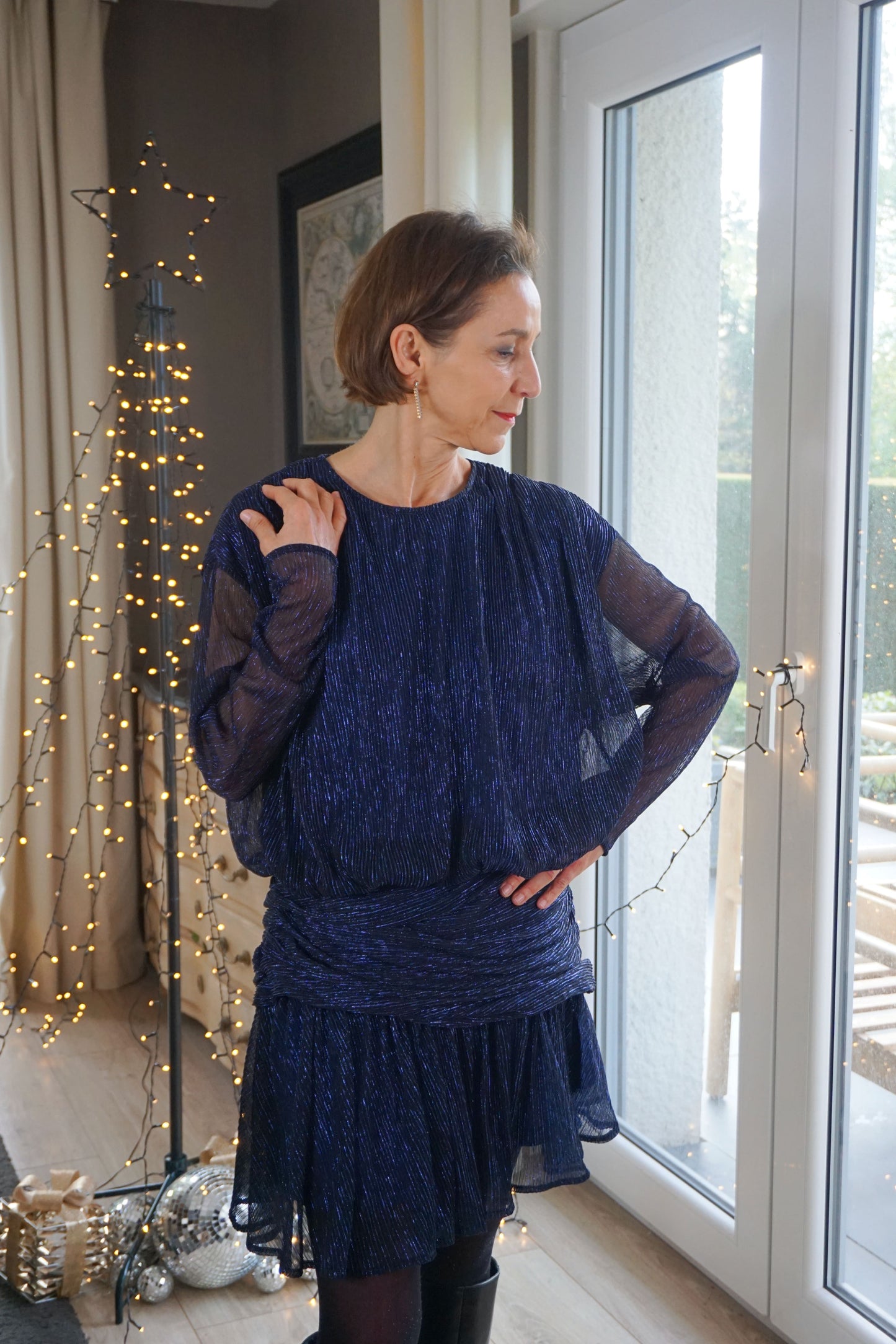 Robe drapée bleue à liseré paillettes